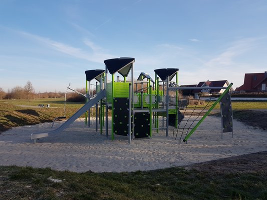 Moderne Spielgeräte auf dem Spielplatz
