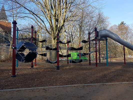 Moderne Spielgeräte auf dem Spielplatz
