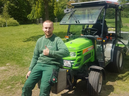 Mitarbeiter vor Maschinen