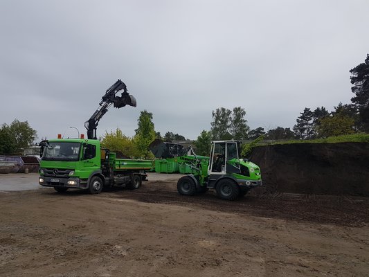 LKW wird beladen