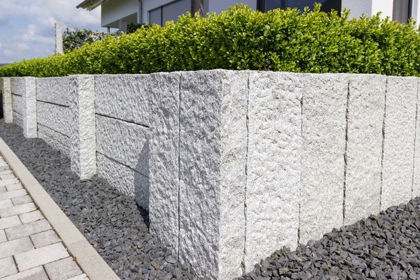 Neue Granitmauer im eigenen Garten Neue Granitmauer im eigenen Garten © ThomBal